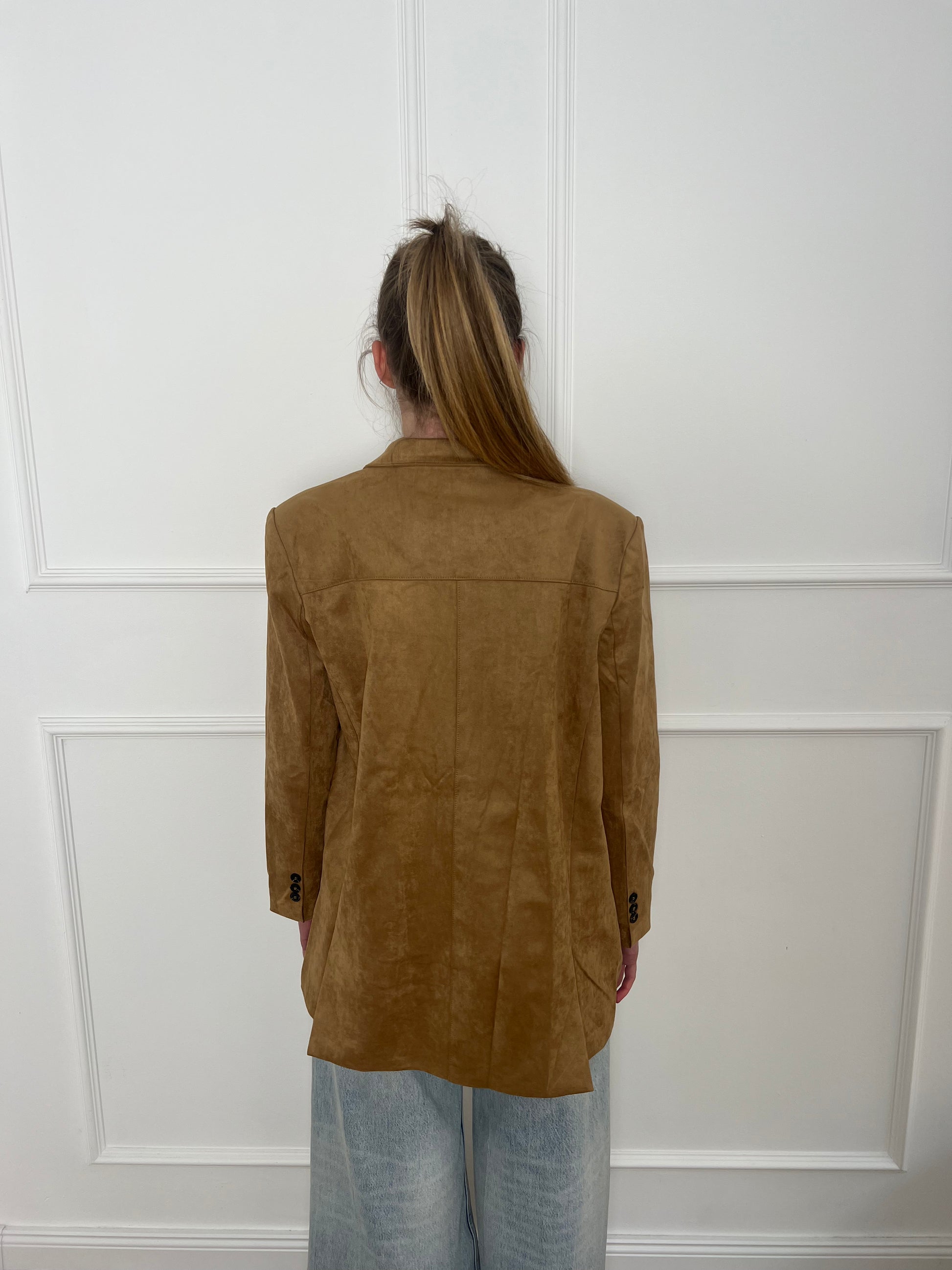 Brauner Blazer in Wildleder Optik von hinten